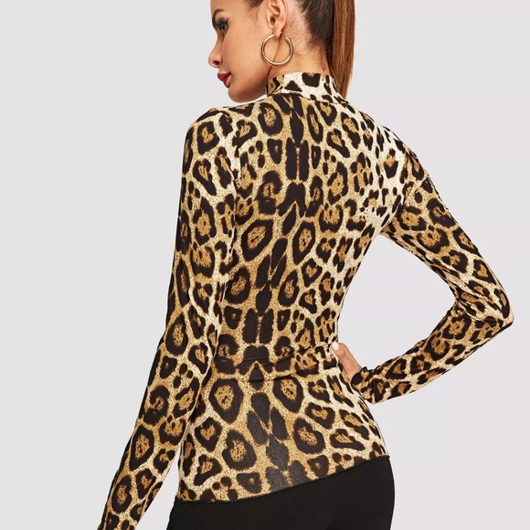 NEW 🌺 Leopard Print Mock Top - Picture 3 of 5